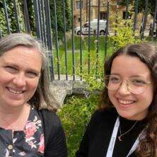 What a treat for us to bump into former pupil and current Cambridge University student, Amy, who is spending the summer managing a language course! Our Director of Music was  delighted to hear that she is still singing and is very active in the musical life of Cambridge #StMargaretsAlumni #StMargaretsSchool
.
.
.
#StMargaretsHertfordshire #StMargaretsBushey #StMargaretsNursery #TheNursery #earlyeducation #nurseryschool #kindergarten #preschool #busheylife #busheymums #independentschool #schoollife #education #boardingschool #watford #stanmore #radlett #harrow #watfordmums #watfordlife #pinnermums #pinnerparents #preplife #prepschool #rickmansworthmums #stanmoremums #busheyheath